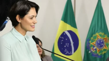 Michelle Bolsonaro chega dos EUA e desembarca em Brasília