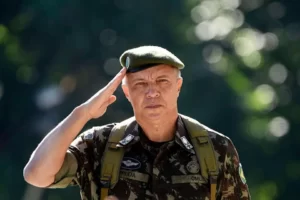 Leia mais sobre o artigo General Arruda perdeu o comando do Exército após enfrentar Lula