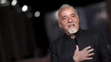 Paulo Coelho chama Bolsonaro de genocida e dá conselho a Lula