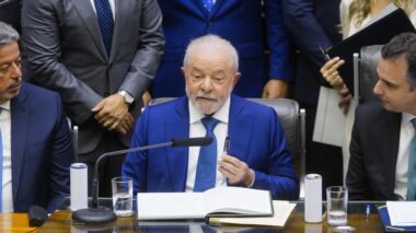 Lula assina decreto que altera política de armas de Bolsonaro