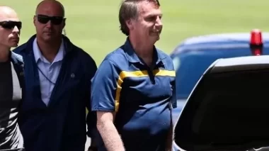 Bolsonaro é aconselhado por seguranças a não voltar ao Brasil