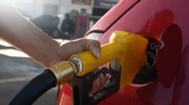 Petrobras anuncia aumento de 7,5% da gasolina para distribuidoras