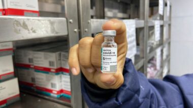 Mais vacina: Amazonas recebe 20 mil doses de Astrazeneca nesta quinta-feira