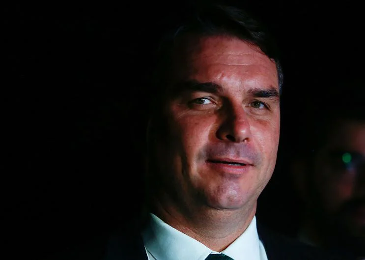 Você está visualizando atualmente Flávio Bolsonaro confirma interesse em disputar prefeitura ano que vem