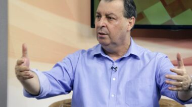 “Não dá pra ser candidato com uma arma na cintura”, diz Omar, ao propor quarentena para policial que quiser disputar eleição