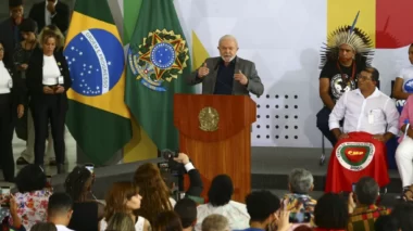 Lula reclama por ainda morar em hotel e critica Bolsonaro