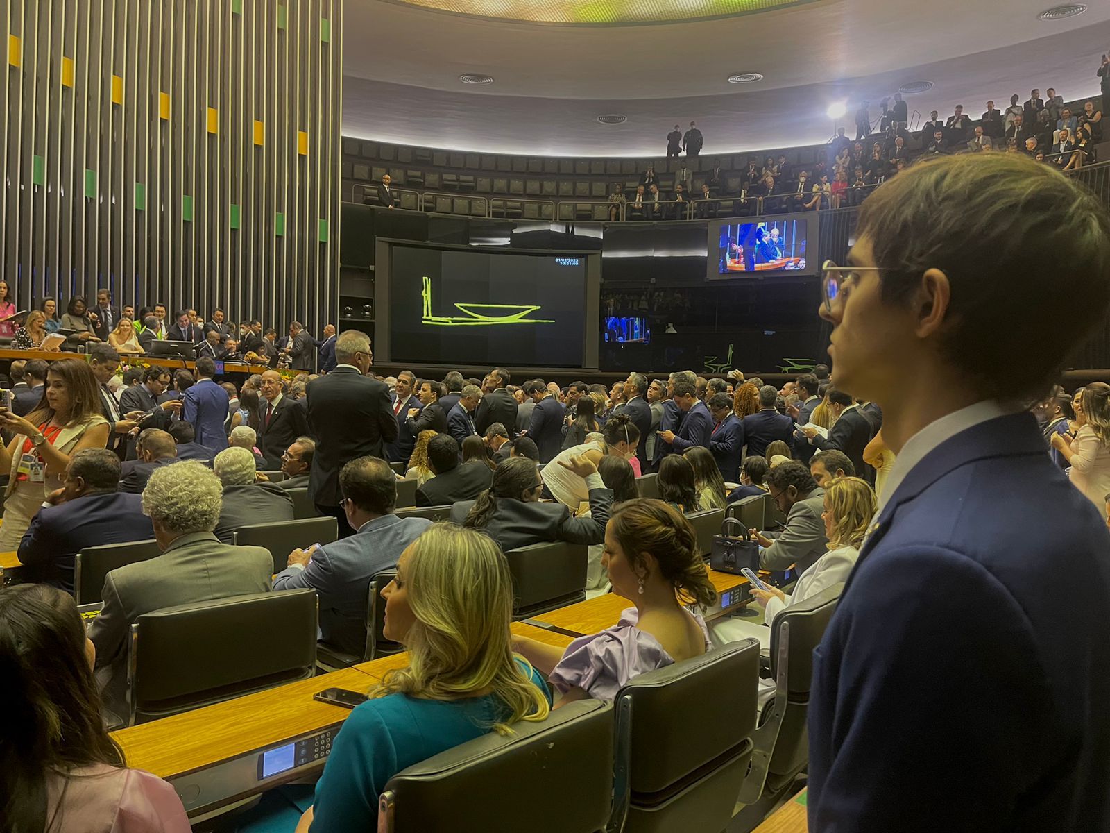 No momento, você está visualizando ‘Prometo honrar cada voto dado a mim pelos amazonenses’, diz Amom após ser empossado