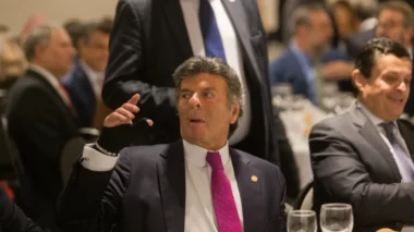 Ministro Fux envia à Justiça Eleitoral pedido da PF para investigar Bolsonaro 