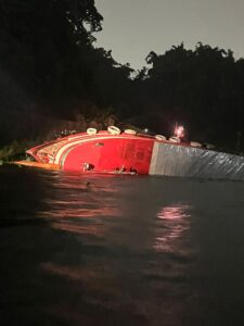 Leia mais sobre o artigo O Corpo de Bombeiros Militar do Amazonas resgata quarenta e duas pessoas na noite desta sexta-feira em naufrágio