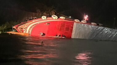 O Corpo de Bombeiros Militar do Amazonas resgata quarenta e duas pessoas na noite desta sexta-feira em naufrágio