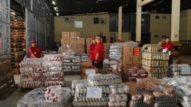 Governo do Amazonas abastece escolas da rede estadual com mais de 200 mil quilos de alimentos destinados à merenda