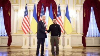 Biden faz visita surpresa a Kiev e se encontra com Zelensky