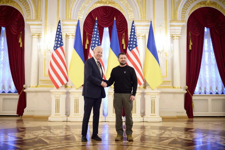 No momento, você está visualizando Biden faz visita surpresa a Kiev e se encontra com Zelensky