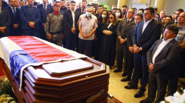 Funeral do ex-governador Amazonino Mendes é realizado no Teatro Amazonas
