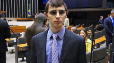 Deputado Amom propõe PL para regulamentar o serviço de motoristas de aplicativos com carteira A