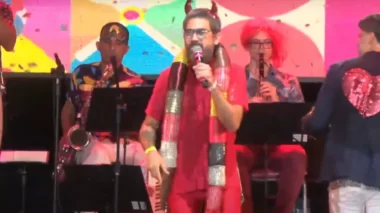 Cantor debocha de facada em Bolsonaro e faz o “L” em show