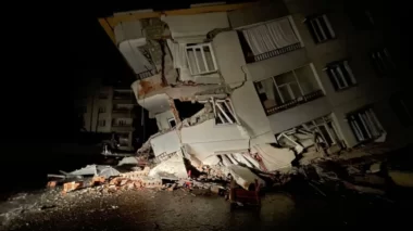 Terremoto de magnitude 7,8 deixa mais de 1.200 mortos na Turquia e na Síria