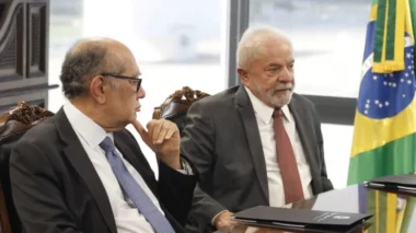 Gilmar suspende processos e decisões contra decreto de Lula