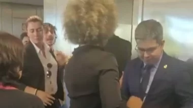 Randolfe entra em confusão e toma celular de youtuber
