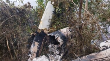 Avião que caiu no AM explodiu após a queda; piloto não estava habilitado