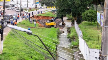 Prefeitura inicia trabalho emergencial em cratera na avenida Torquato Tapajós