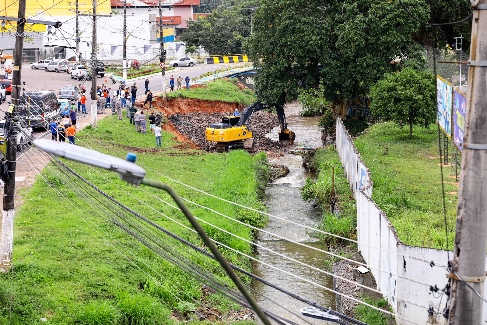 No momento, você está visualizando Prefeitura inicia trabalho emergencial em cratera na avenida Torquato Tapajós