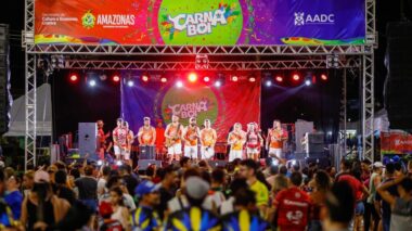 Mais de 30 artistas se revezam no palco do Carnaboi neste fim de semana, no Sambódromo