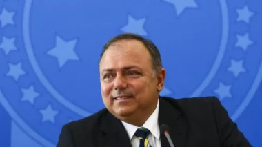 Pressionado, Exército retira sigilo de processo de Pazuello