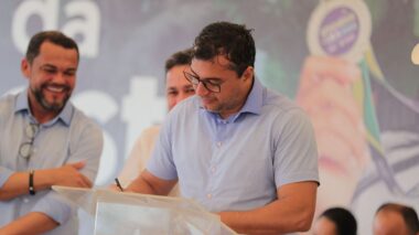 Em São Sebastião do Uatumã, Wilson Lima assina ordem de serviço para construção da primeira Escola da Floresta
