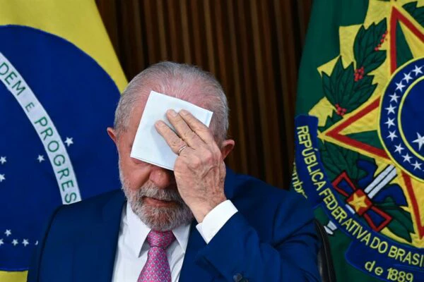 No momento, você está visualizando Lula aumentará salário mínimo em R$ 18 e decepciona eleitores