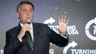 Em evento na Flórida, Bolsonaro expressa preocupação com economia brasileira
