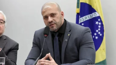 Mensagens atribuídas a Silveira têm plano para gravar Moraes