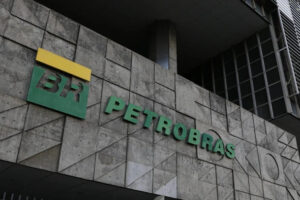 Read more about the article Urgente: para tentar anular volta de PIS/Cofins, Petrobras corta R$ 0,13 no litro da gasolina