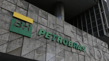 Urgente: para tentar anular volta de PIS/Cofins, Petrobras corta R$ 0,13 no litro da gasolina