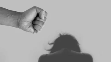 Homem diz se sentir mulher, vai a banheiro e comete abuso