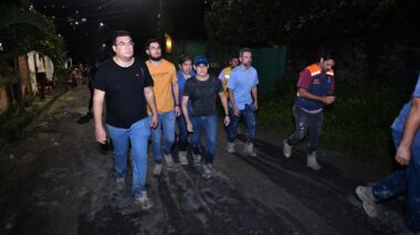 Vereador Peixoto acompanha trabalho de resgate após deslizamento no Jorge Teixeira
