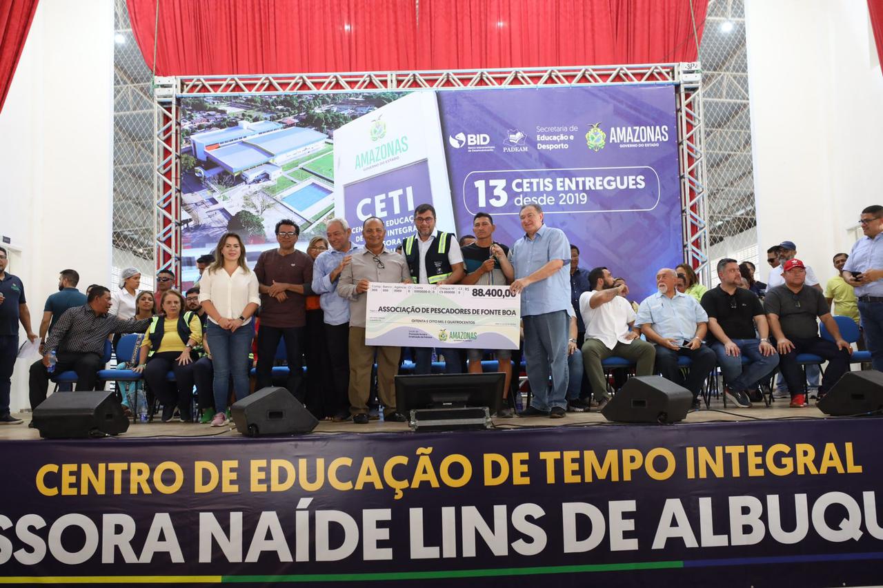 No momento, você está visualizando Em Fonte Boa, Wilson Lima entrega equipamentos a associações rurais beneficiadas com fomento do FPS