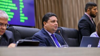 Projeto de Caio André, que proíbe instalação de medidores aéreos, recebe parecer favorável da Comissão de Constituição e Justiça da CMM