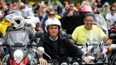 Jair Bolsonaro deve retomar motociatas após volta ao Brasil