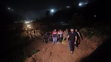 Governador Wilson Lima segue acompanhando trabalho de resgate após deslizamento de terra no Jorge Teixeira