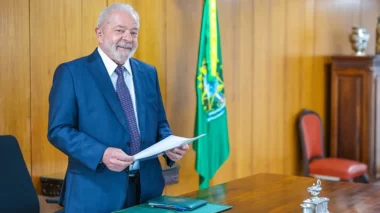 Bancada do PL apresenta pedido de impeachment contra Lula
