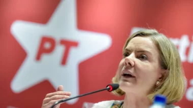 Gleisi ataca ministro de Lula: “Estelionato eleitoral não pode”
