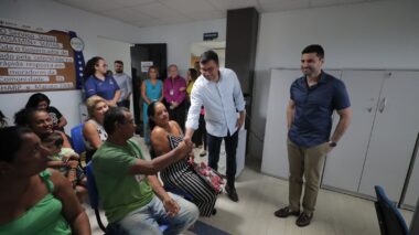 Wilson Lima acompanha atendimento social a famílias da Sharp e Manaus 2000 na Suhab
