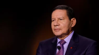 Mourão rebate fala de Lula e diz que o presidente ‘está fodendo o Brasil’