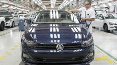 Volkswagen amplia períodos de férias coletivas em fábricas