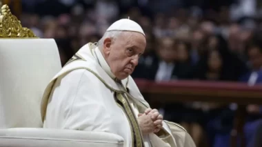 Papa Francisco é internado em hospital de Roma, diz Vaticano