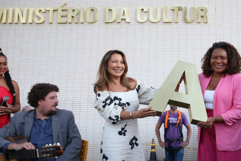 No momento, você está visualizando Governo Lula faz evento para inaugurar letreiro de ministério