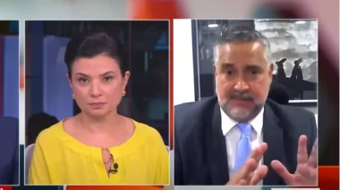 Contrariado, ministro de Lula tenta hostilizar âncora da CNN