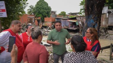 Caio André ouve demandas de famílias atingidas pelas chuvas e coloca parlamento à disposição da Prefeitura