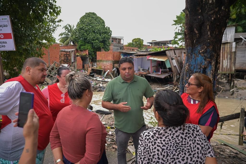 Você está visualizando atualmente Caio André ouve demandas de famílias atingidas pelas chuvas e coloca parlamento à disposição da Prefeitura